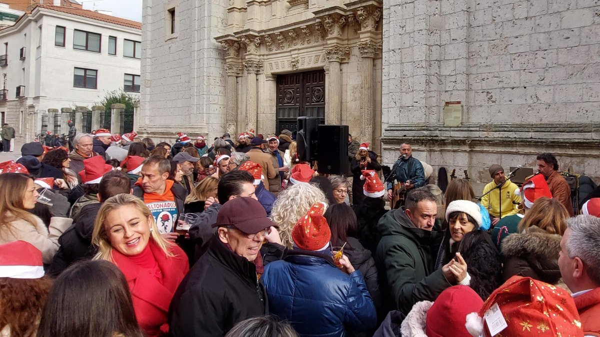 Mucho público para festejar el sorteo de Navidad en El Pez y Encarna’s.