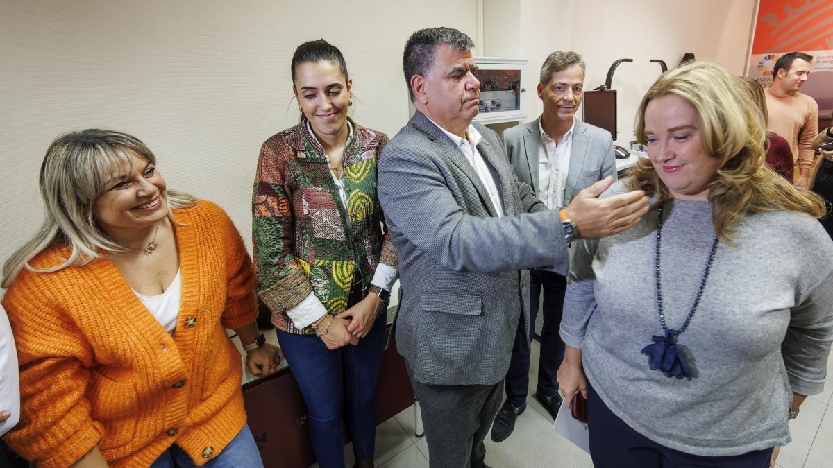 Ayala, junto a concejales del PP el día que anunció la rectificación sobre las ayudas a las ONG.