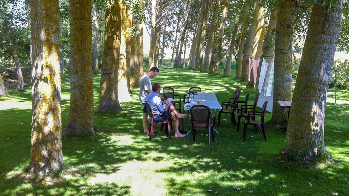 Turistas en una casa rural situada en la localidad burgalesa de Hornillos del Camino.