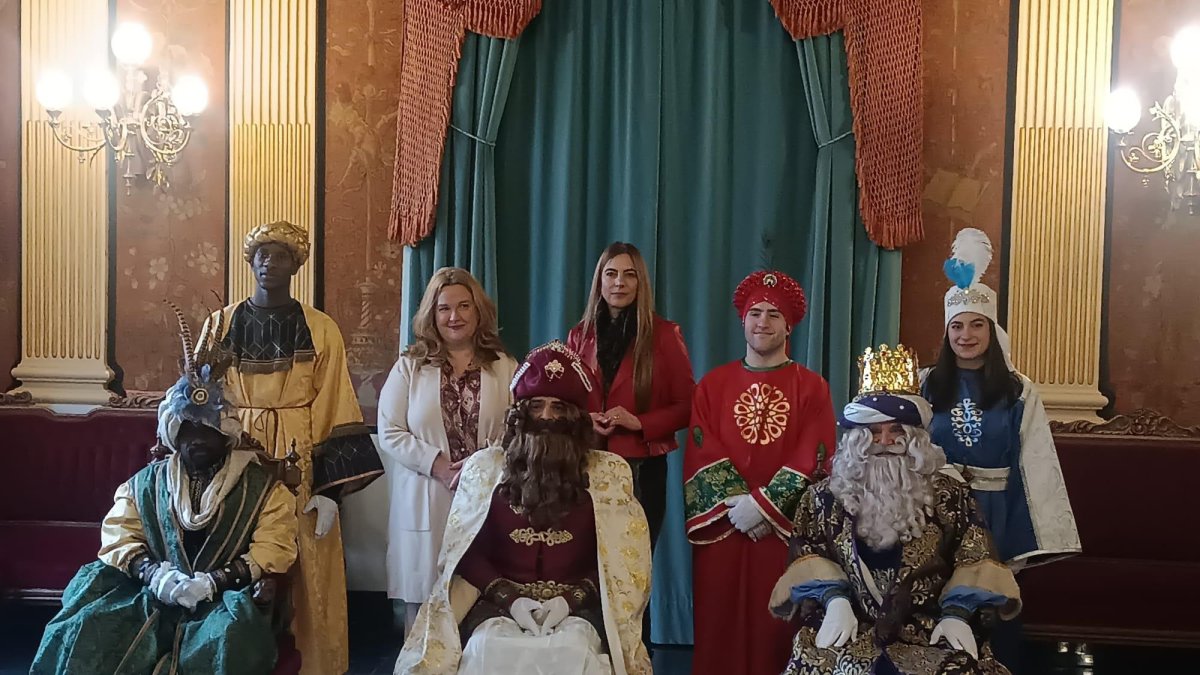 Los Reyes Magos, y sus pajes, con la alcaldesa de Burgos, Cristina Ayala, y la edil de Festejos, Carolina Álvarez.
