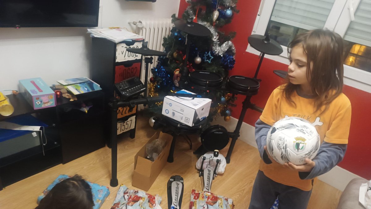 Vera e Izan, el Día de Reyes, abriendo sus regalos.