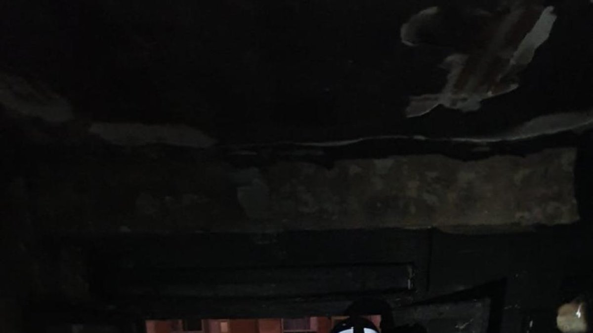 Imagen de un bombero en la vivienda afectada.