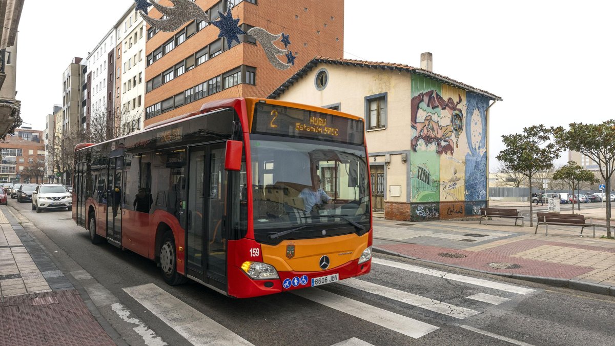 Un autobús que recorre la línea 2 entre la carretera de Arcos y el Hospital Universitario de Burgos abandona la calle San Pedro y San Felices.