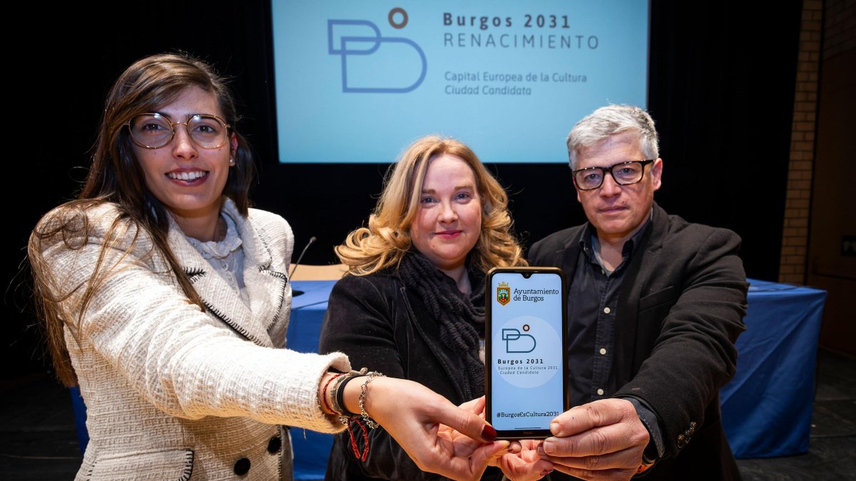 La concejal Andrea Ballesteros, la alcaldesa, Cristina Ayala, y el responsable de ProBurgos, Alejandro Sarmiento, mostraban este mes de enero la aplicación de actividades culturales de la ciudad.