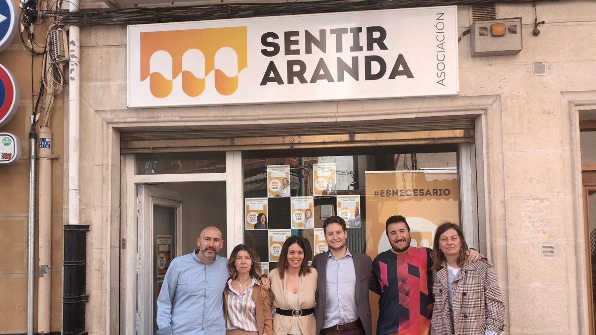 María de las Viñas, tercera por la izquierda, junto a sus compañeros de Sentir Aranda