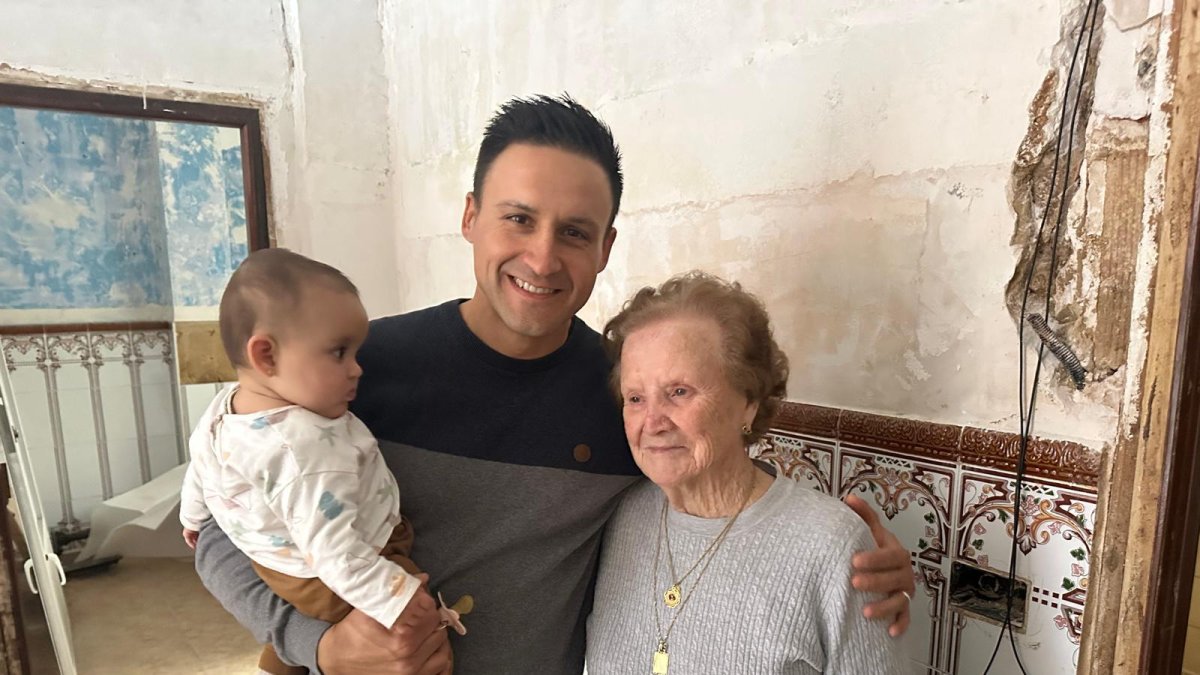 Ángel Narro entrega parte del dinero de los vecinos de Fuentenebro a una valenciana afectada por la Dana 2