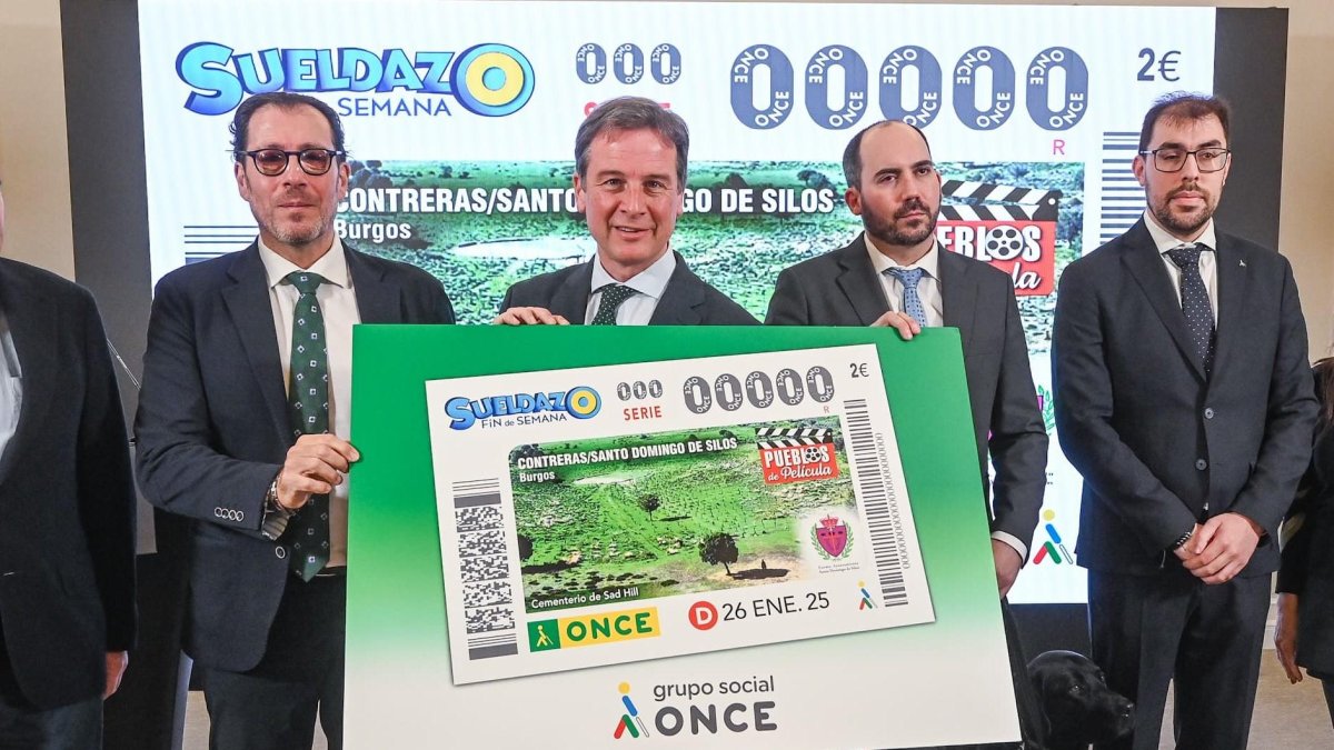 Ismael Pérez, Borja Suárez y Rubén Martínez posan tras el cupón dedicado a Burgos.