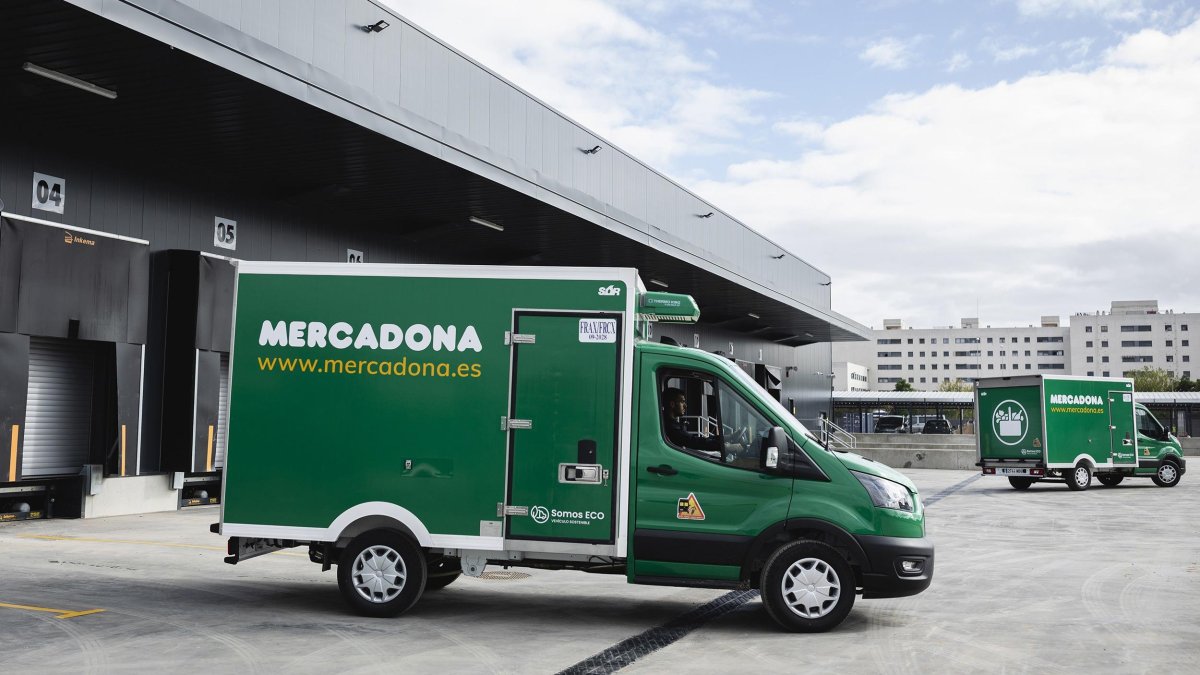Archivo - Vehículos de reparto online de Mercadona.