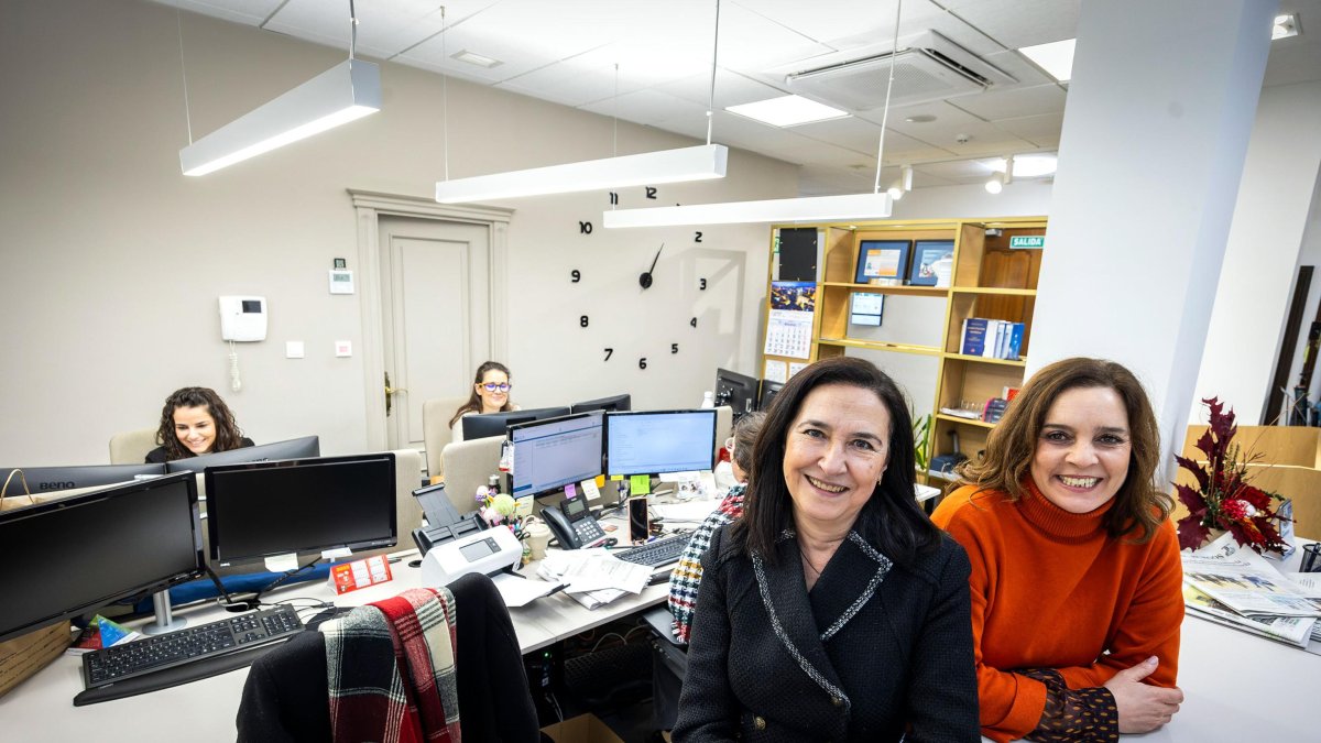 Marina Villuela y Mónica Pérez Villegas, en la sede del Colegio de la Abogacía.