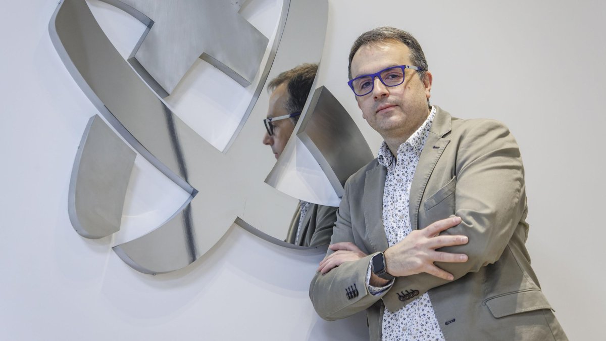 Raúl Soto es el nuevo decano del Colegio Oficial de Enfermería tras los 30 años al frente de Esther Reyes.