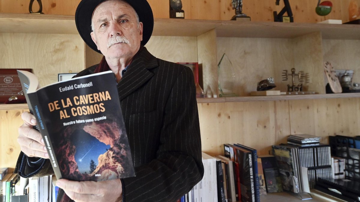 Eudald Carbonell con su nuevo libro, 'De la calavera al cosmos'.