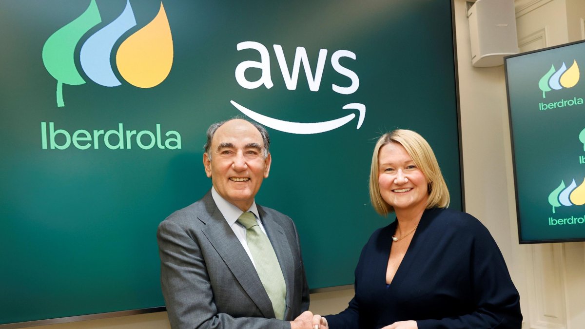 Ignacio Galán, presidente de Iberdrola, y Lindsay McQuade, directora de Energía para EMEA de Amazon.