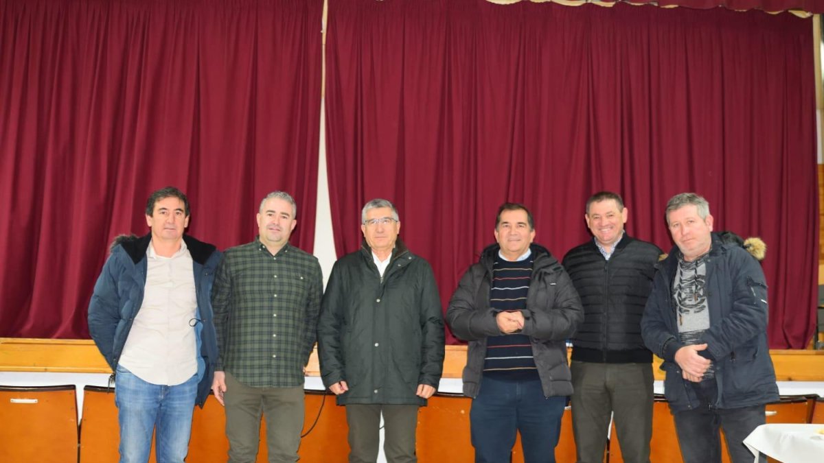 El Ayuntamiento de Cilleruelo despide a su medico y a su párroco, situados en el centro de la imagen