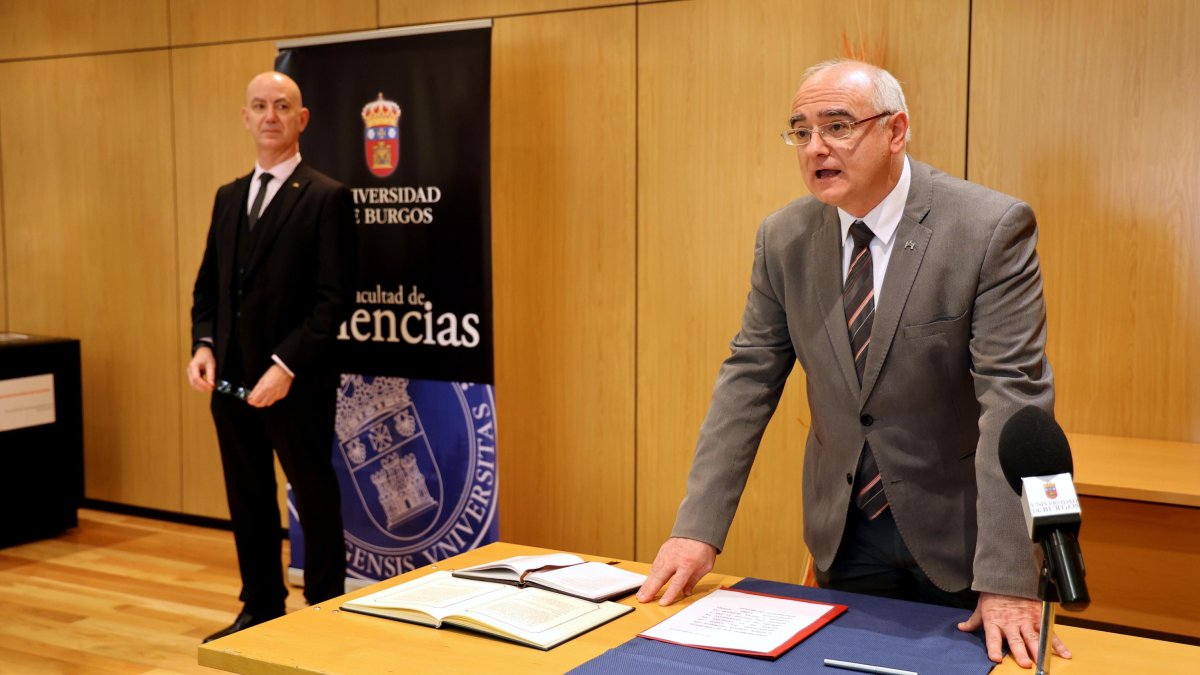 Gonzalo Salazar toma posesión como decano de Ciencias en presencia del rector de la UBU, Jose Miguel García.