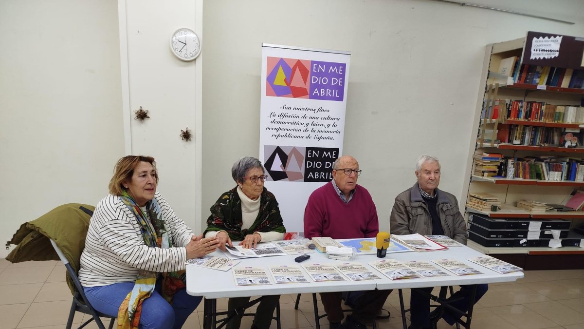 José María Rojas, en el centro, es el presidente de la asociación