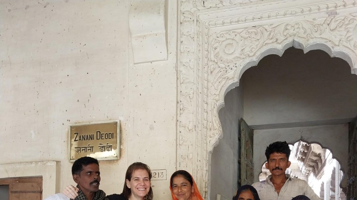 Olga junto a un grupo de colaboradores indios.