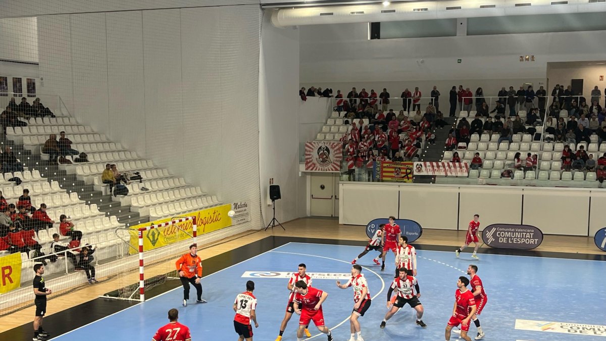 Un momento del partido entre el Fertiberia Puerto Sagunto y el UBU San Pablo BM. Burgos en el pabellón levantino.