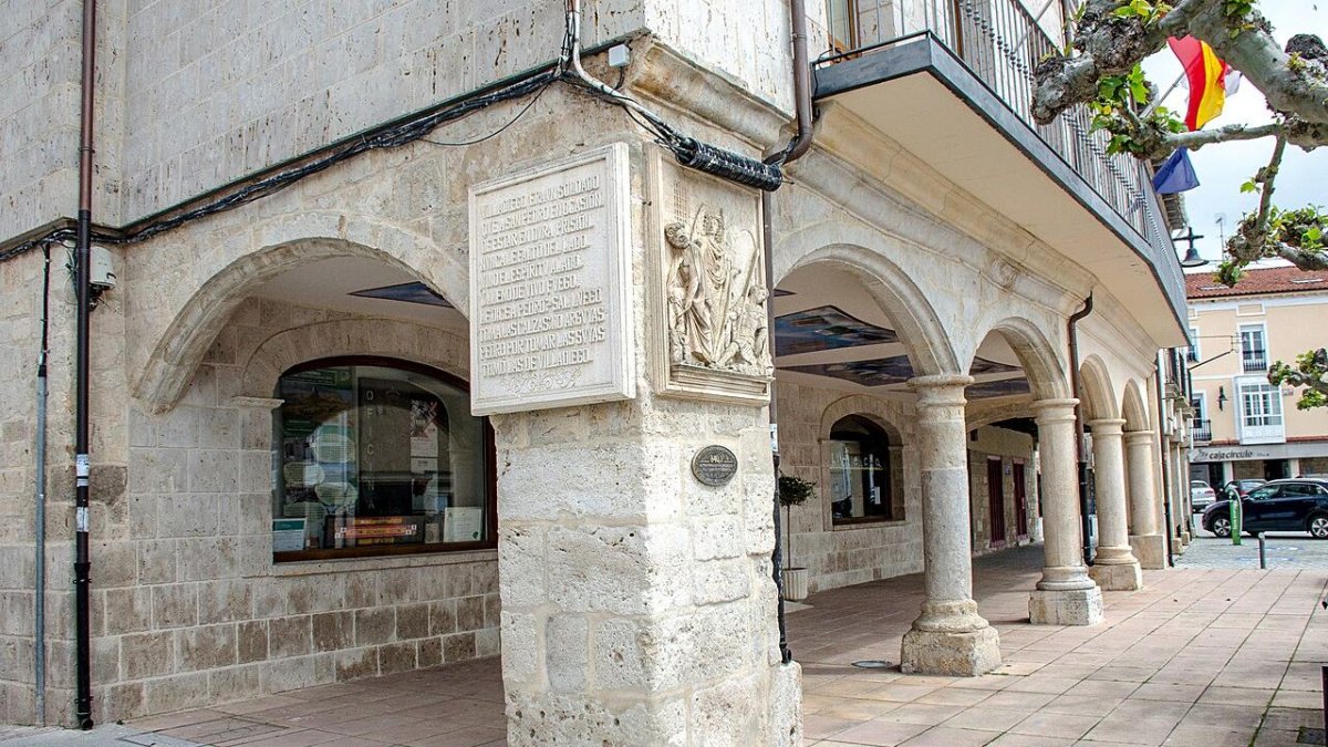 Bajorrelieve que explica el dicho «Tomar las de Villadiego» en la Plaza Mayor del pueblo.