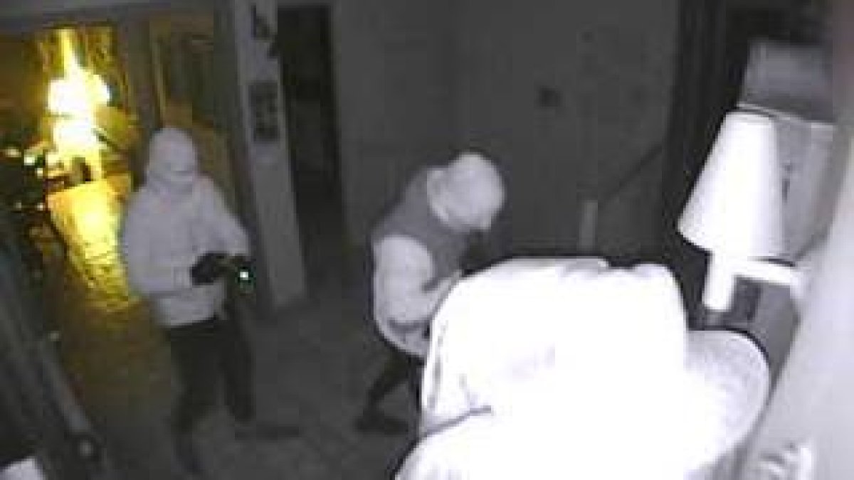Imagen de los dos ladrones en el momento de entrar a una de las casas