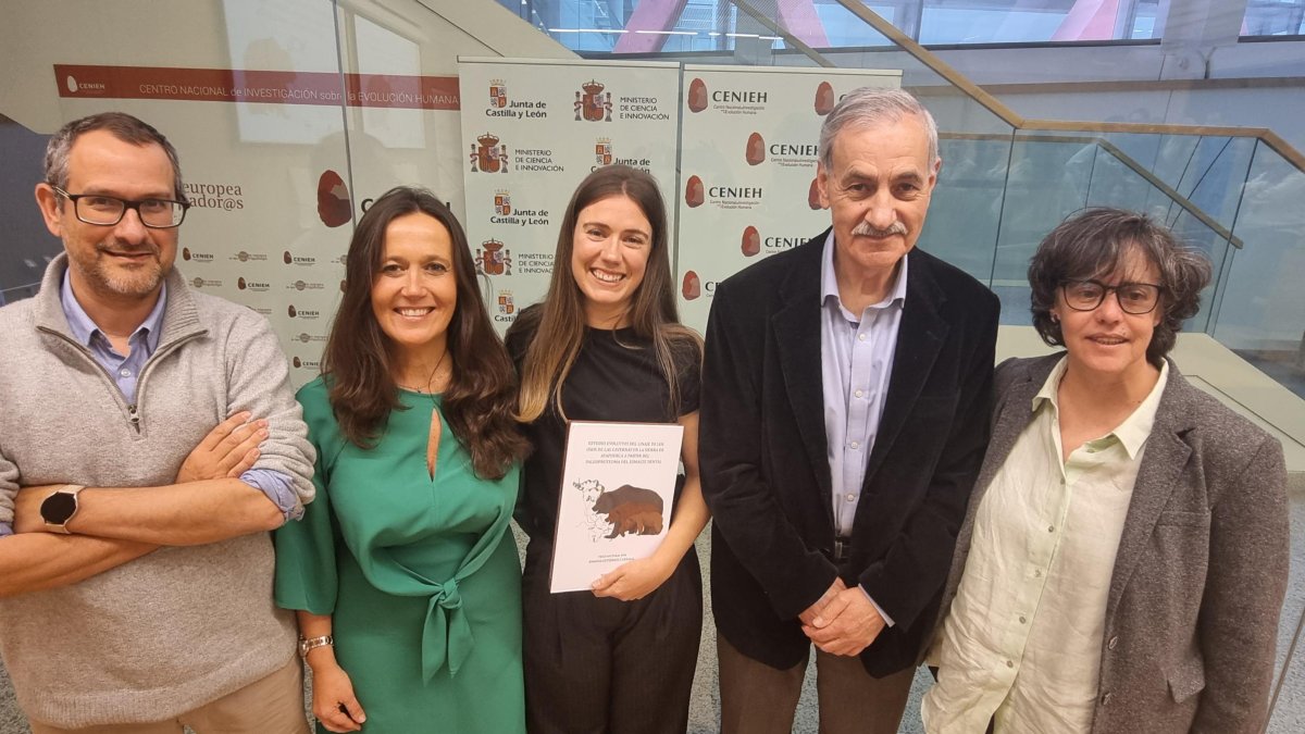 Amanda Gutiérrez Carbajal, flanqueada por María Martinón y Joseá María Bermúdez de Castro.