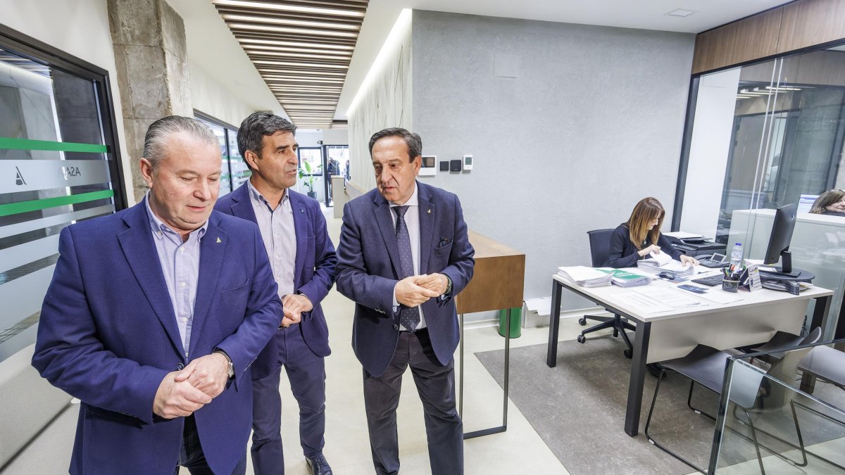 Donaciano Dujo (Asaja Castilla y León), Esteban Martínez (Asaja Burgos) acompañan a Pedro Barato en una visita en Burgos