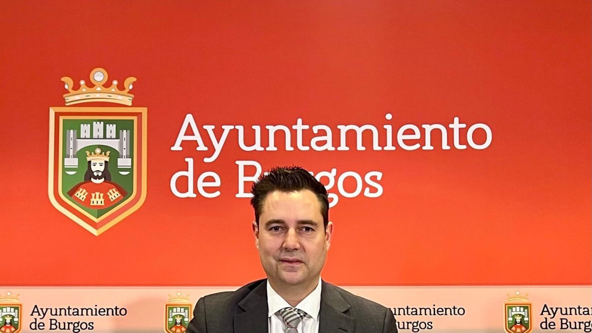 El portavoz municipal del PSOE, Daniel de la Rosa, en rueda de prensa en el Ayuntamiento de Burgos.