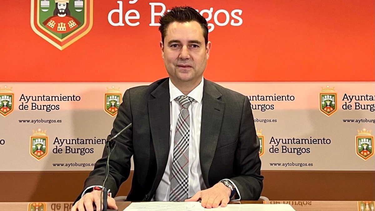 El portavoz municipal del PSOE, Daniel de la Rosa, en rueda de prensa en el Ayuntamiento de Burgos.
