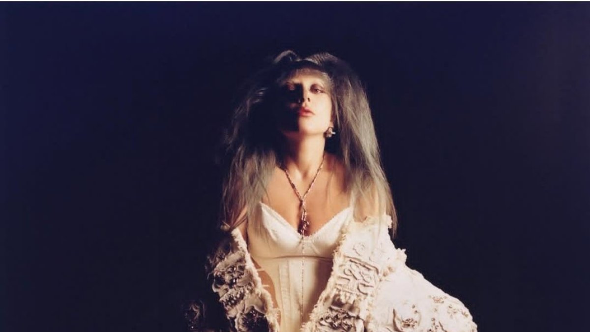 Imagen de la portada deluxe de Mayhem en la que Lady Gaga lleva la prenda de Marquina.