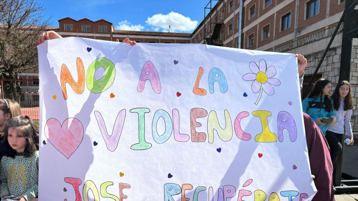 Los niños del colegio Fernán González se han manifestado hoy contra la violencia