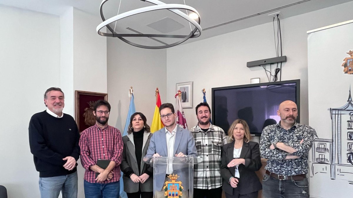 Imagen del alcalde con su equipo de gobierno en coalición