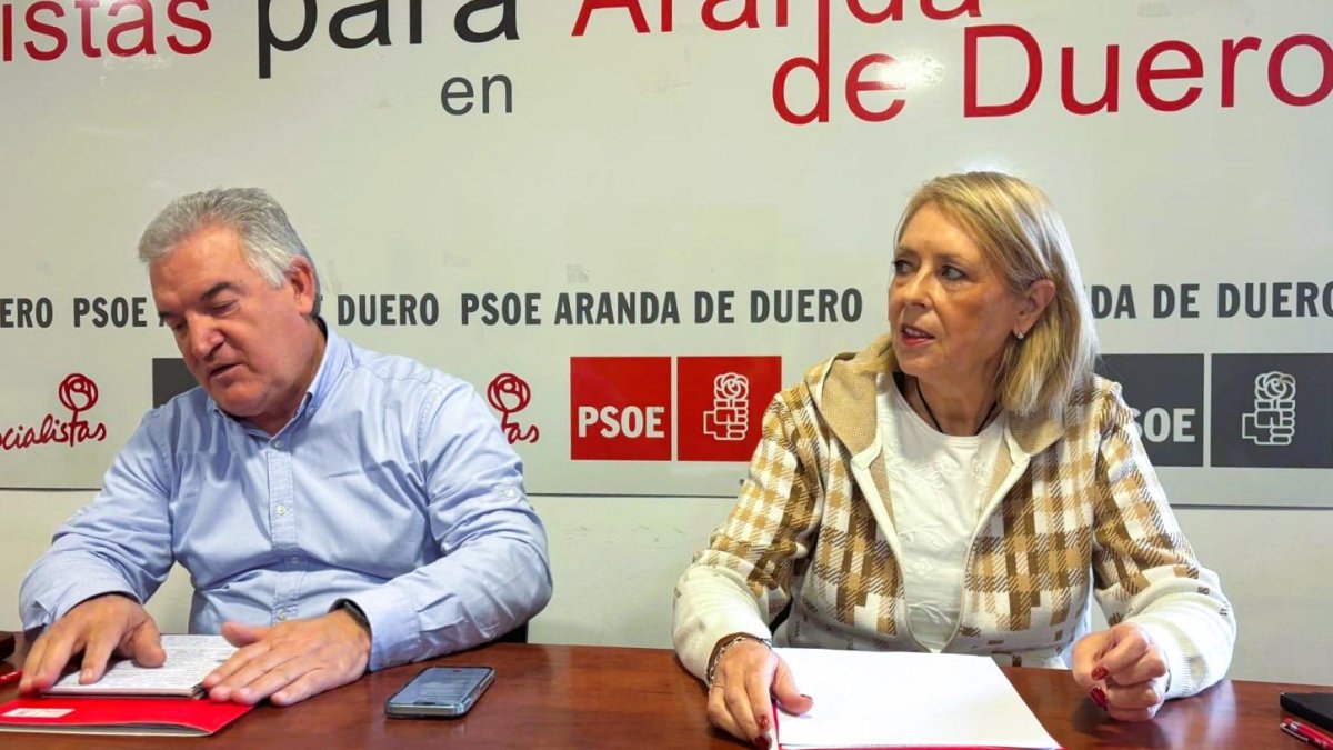 El portavoz municipal socialista en Aranda, Ildefonso Sanz, y la concejal Amparo Simón.