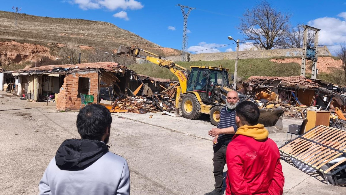 Derribo de viviendas en el poblado chabolista de El Encuentro.