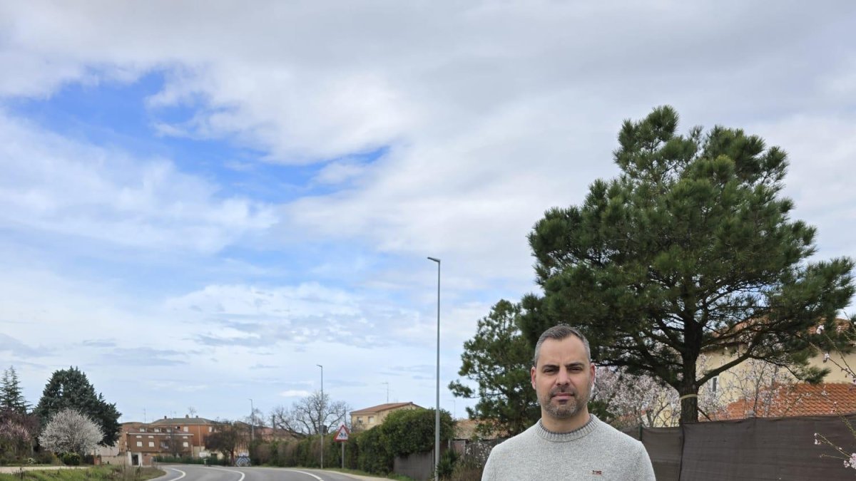 El alcalde de Castrillo de la Vega pide un paso de cebra para proteger a los niños que cruzan al frontón