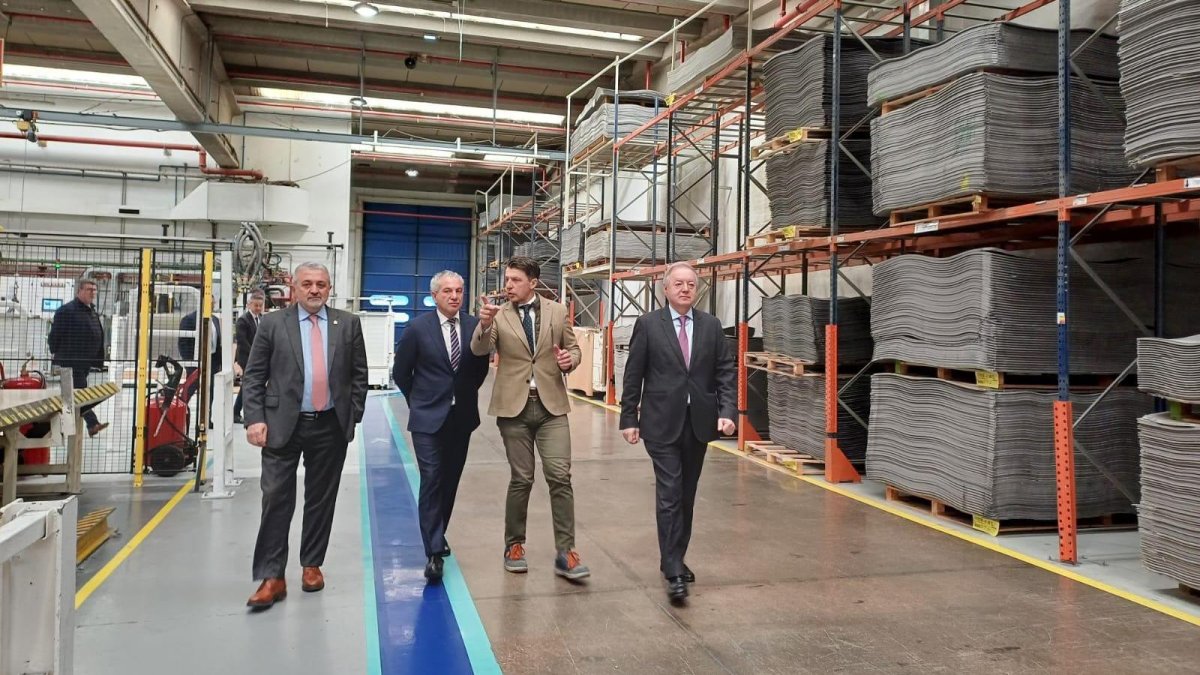Ernesto Antolín acompañó a Nicanor Sen en su recorrido por la empresa Irausa.