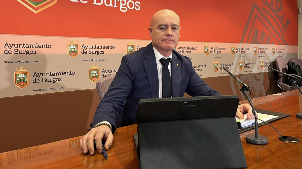 El concejal de Hacienda, Ángel Manzanedo, en rueda de prensa.