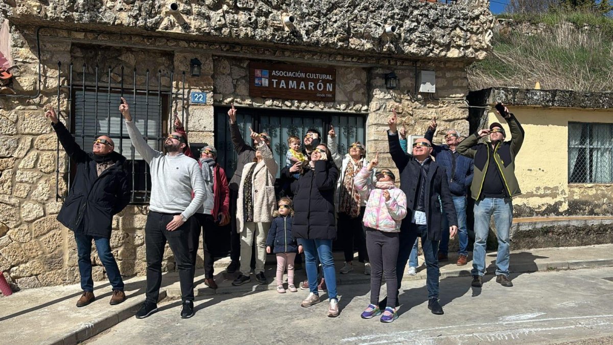 El eclipse solar parcial del 29 de marzo se pudo observar en Tamarón con gafas homologadas.