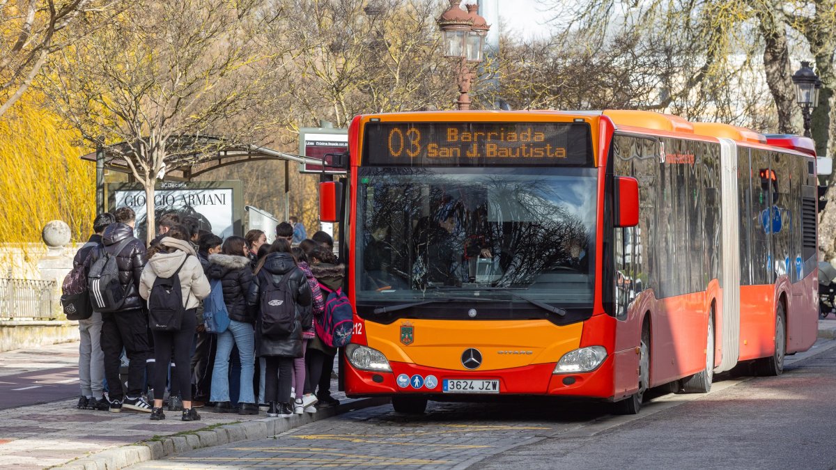 Un buen número de jóvenes accediendo al autobús municipal en la parada cercana a plaza Vega.
