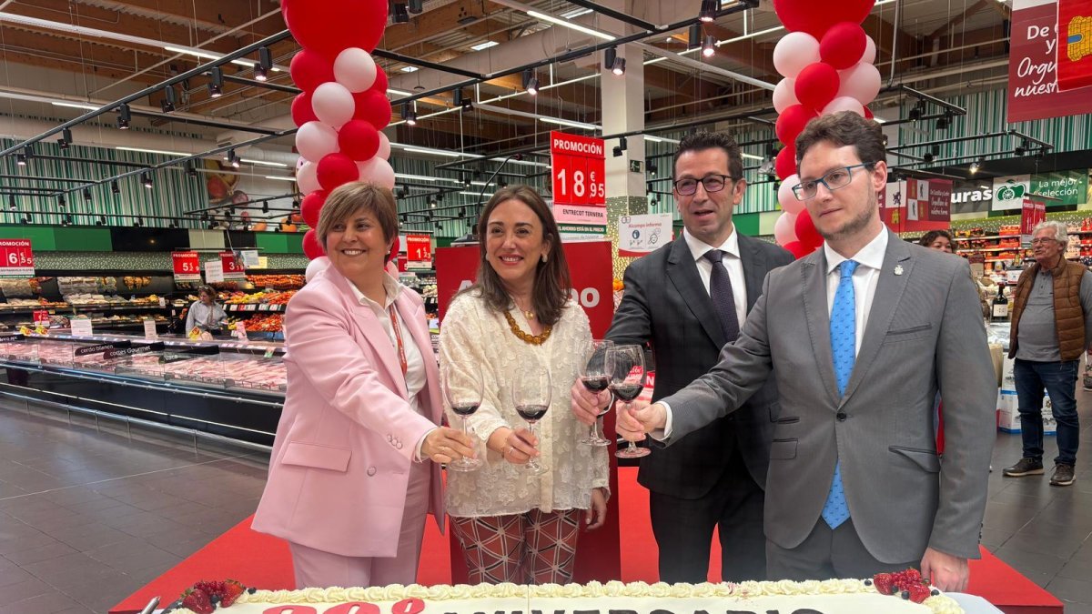 Esther García, directora de Alcampo Aranda; María González Corral, consejera de Agricultura, Ganadería y Desarrollo Rural de la Junta de Castilla y León; Antonio Linaje, alcalde de Aranda de Duero; Jesús López, director de Ventas y director de Alcampo en Castilla y León