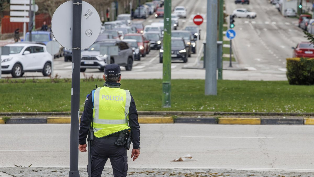 Agentes de Policía Local a pie de glorieta, en Jorge Luis Borges, prestando apoyo para mejorar la fluidez del tráfico.