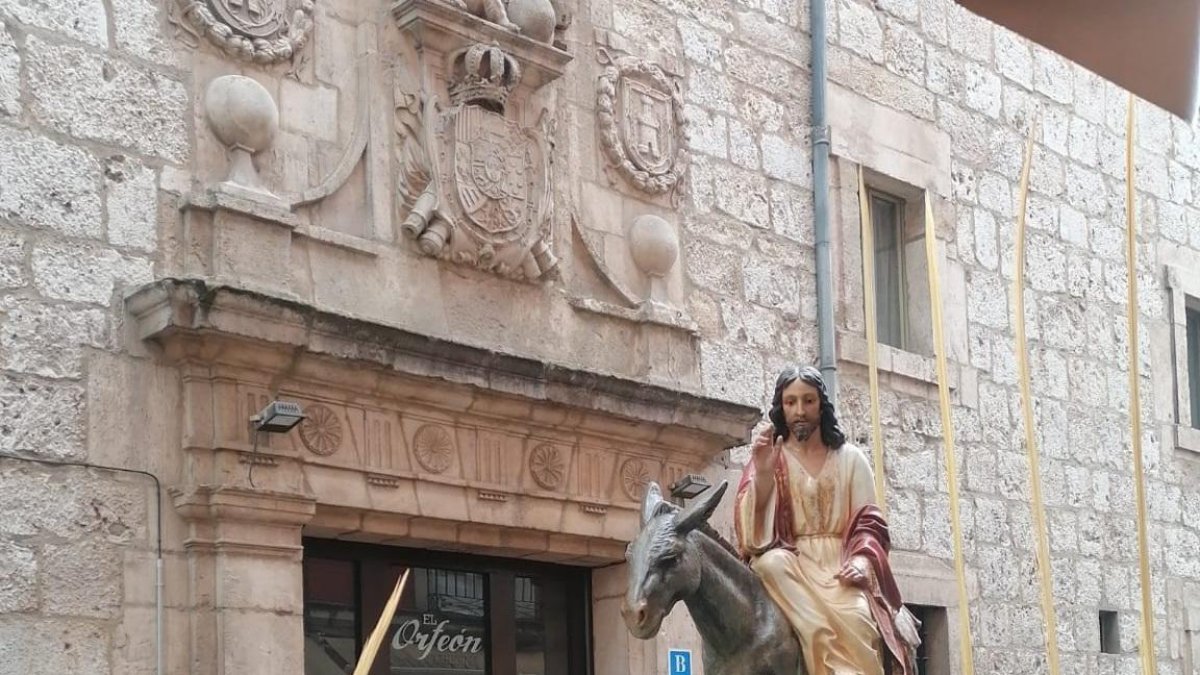 La borriquilla regresa desde la catedral a la parroquia de San Lorenzo tras suspenderse la procesión.