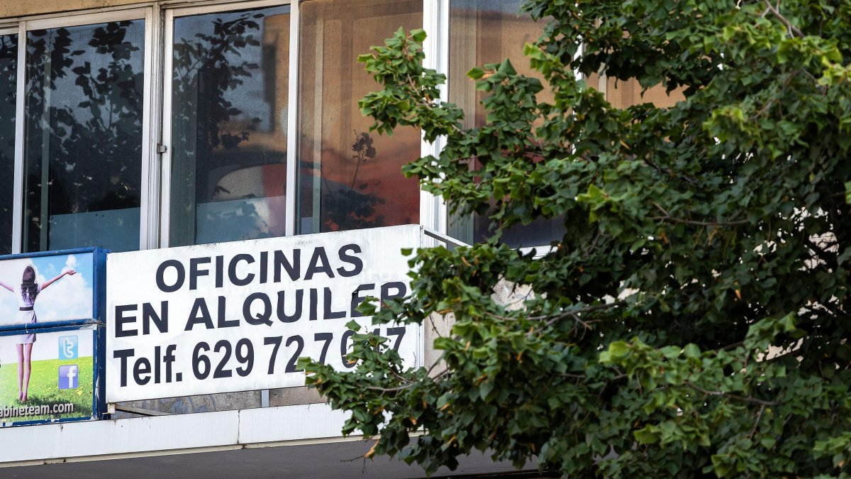 Un cartel anuncia unas oficinas en renta en Burgos.
