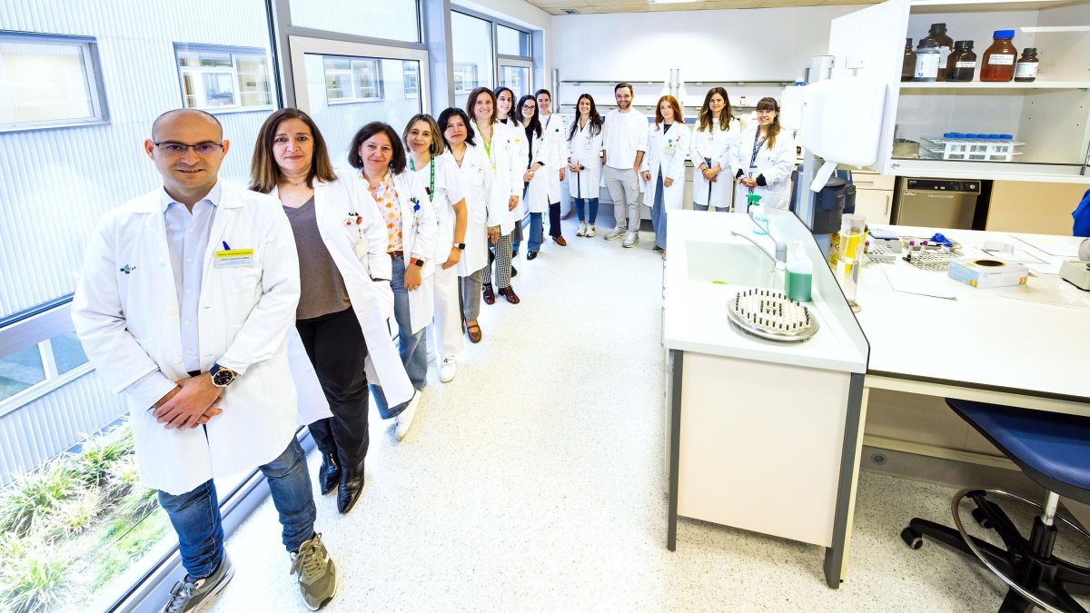 El jefe de la Unidad de Investigación del Hubu, Jorge Labrador, con el equipo de profesionales que da soporte a los trabajos de investigación del cento.