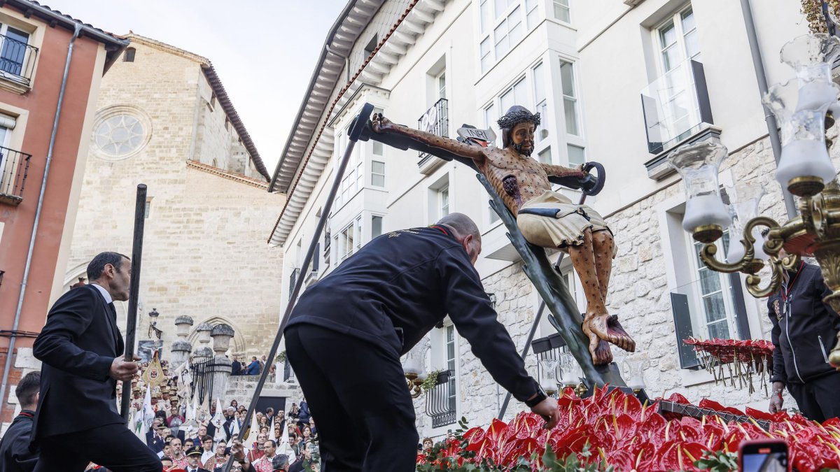 El Cristo de las Santas Gotas volvió a concentrar a cientos de fieles a su vera.
