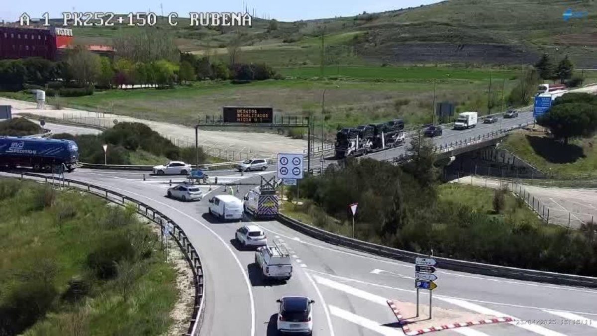 Desvío de tráfico hacia la N-1 por un camión incendiado en la AP-1.
