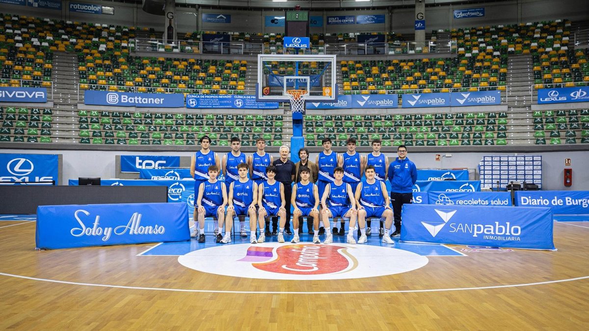 Foto de familia de la plantilla y el cuerpo técnico antes de la final en Huelva.
