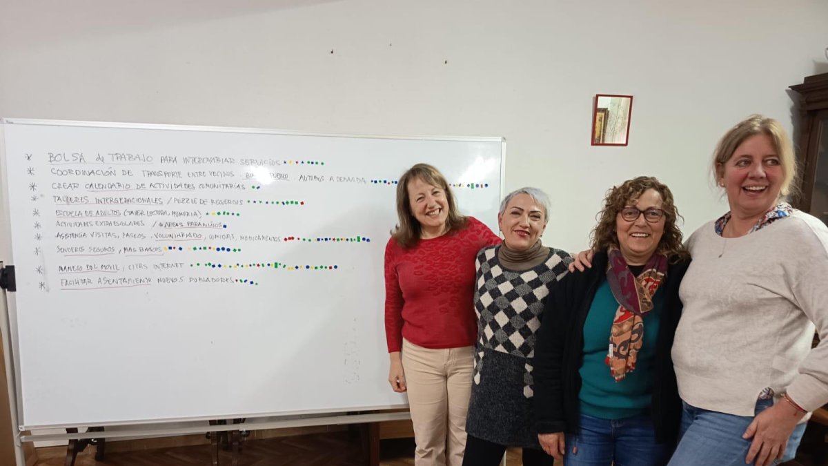 Alicia, Pilar, Fátima y Carmen posan tras su primera reunión con los vecinos