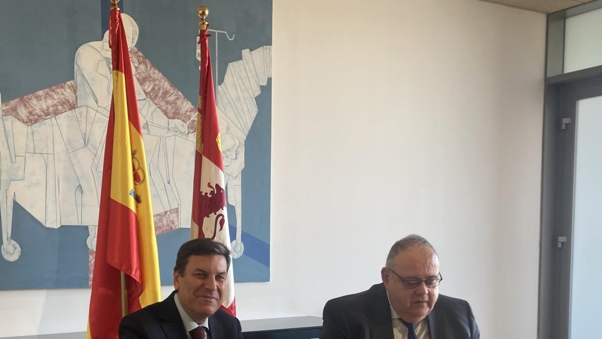 Archivo - Carriedo (i) y Vázquez, durante la firma del protocolo.