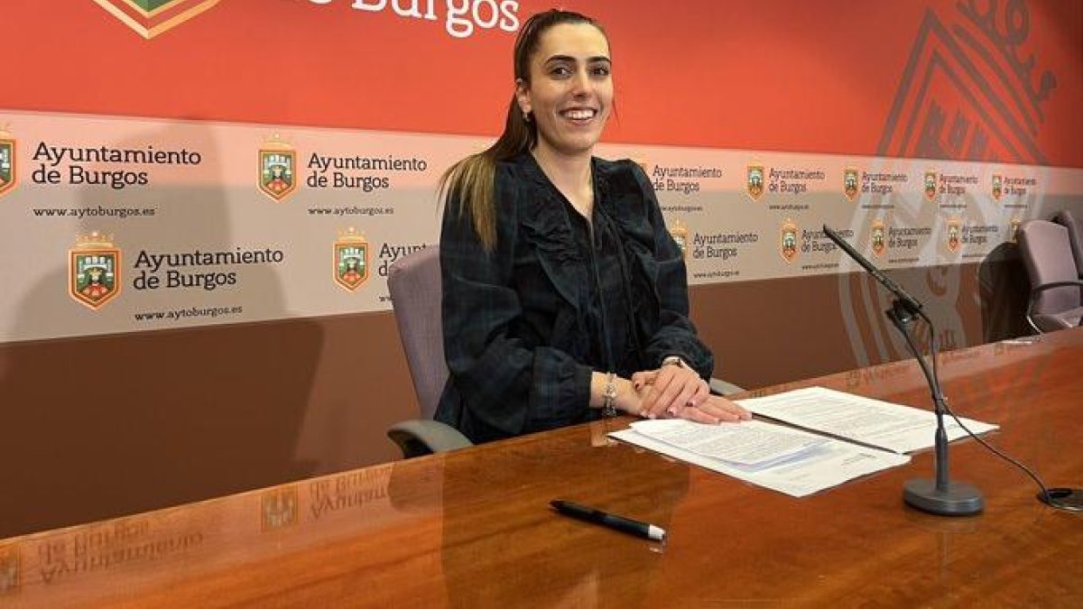 La presidenta de ProBurgos, Andrea Ballesteros, en rueda de prensa en el Ayuntamiento.