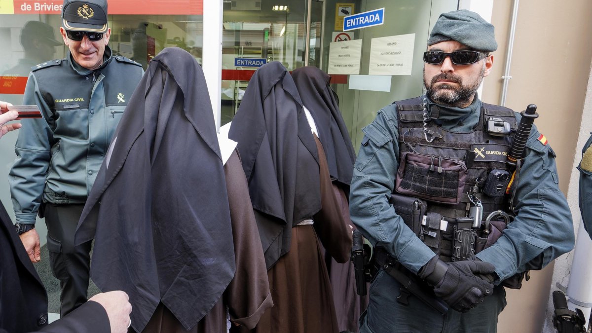 Las monjas de Belorado, entrando en el Juzgado de Briviesca.