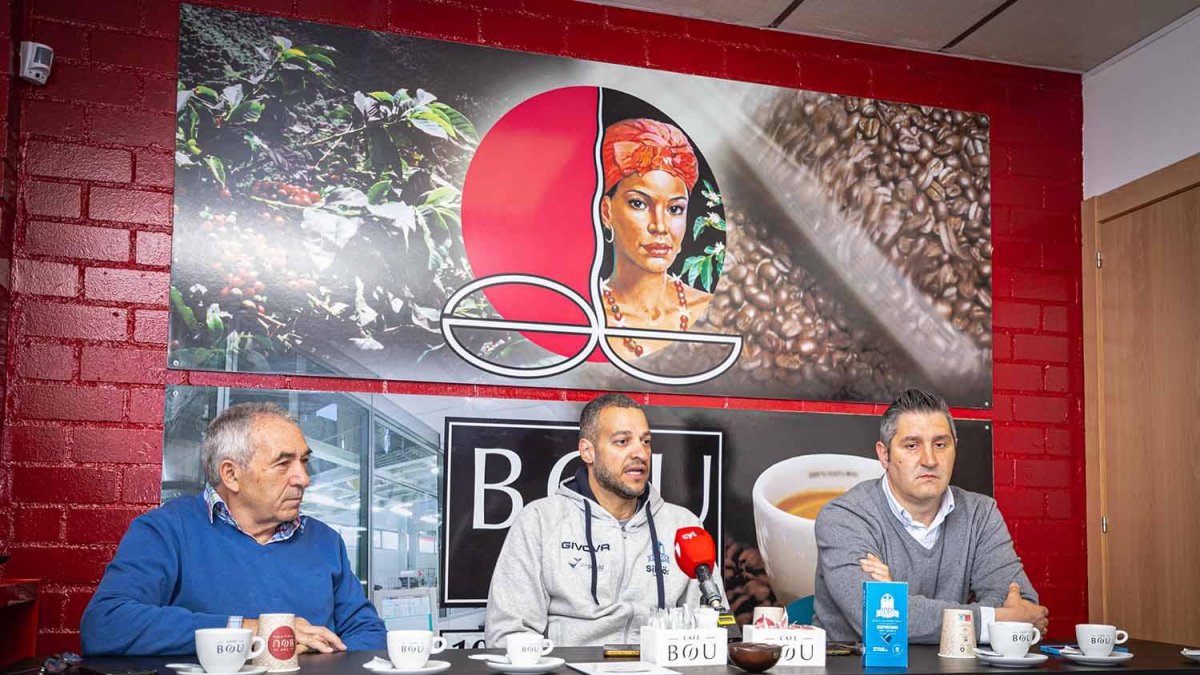 El técnico del San Pablo, en la rueda de prensa celebrada en Cafés BOU.